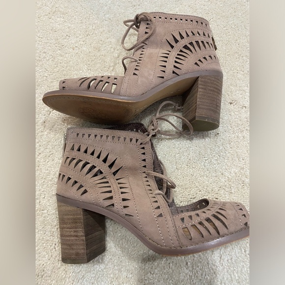 Vince Camuto Tarita Sandals Smoke Cloud True Suede SZ 6.6 - Picture 5 of 7